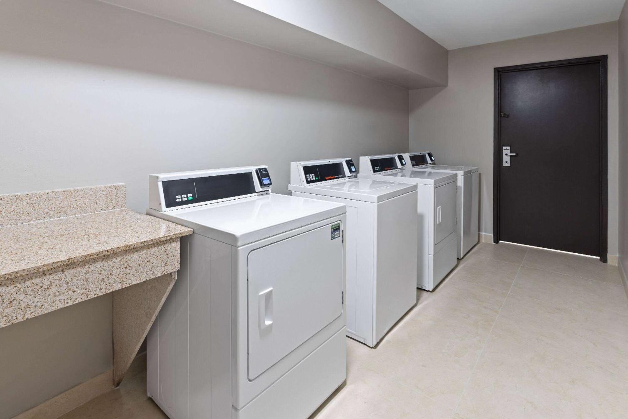 La Quinta Inn & Suites By Wyndham Memphis I-240 Extérieur photo